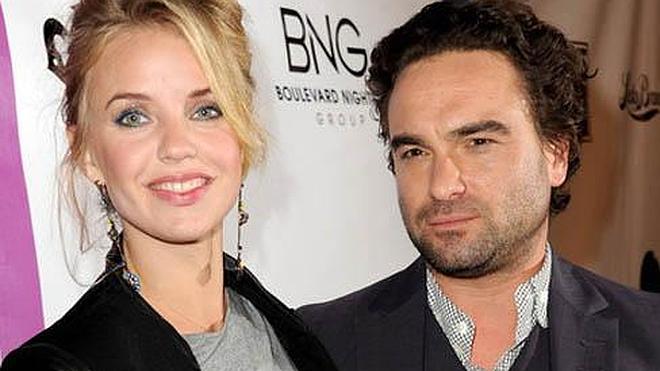Johnny Galecki y Kelli Garner rompen su relación