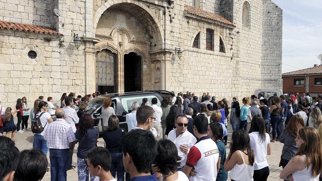 Emotivo y multitudinario funeral por Iván