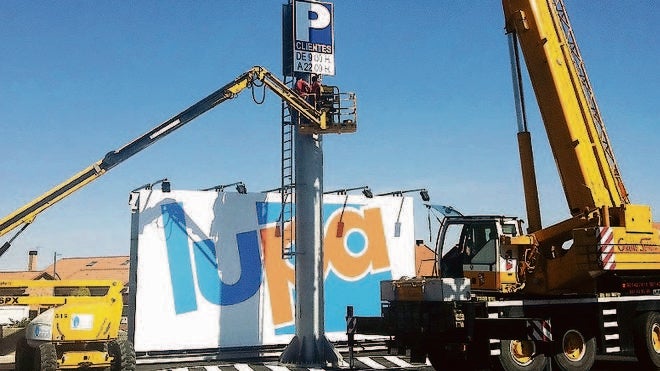 Un supermercado retira el cartel que causaba un gran impacto visual