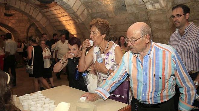 El agua de la cripta de la catedral congrega a miles de palentinos para renovar la tradición