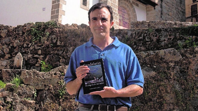 «Es un libro para ir descubriendo la historia de las calles de Candelario»