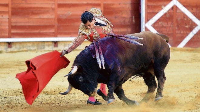 Fandiño se eleva con un toro de Bañuelos