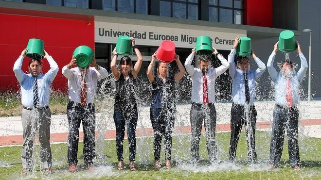 La UEMC se suma al reto del cubo de agua helada