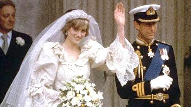 El duque de Cambridge y su hermano reciben el traje de novia de su madre