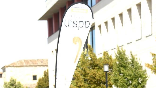 Doña Sofía asiste a dos sesiones científicas sobre prehistoria reciente en el Congreso UISPP