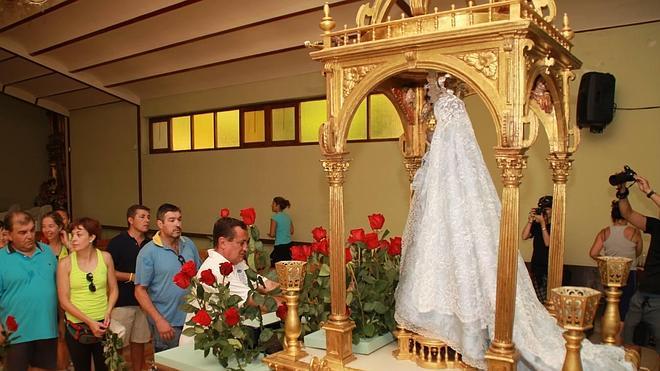 Vecinos de Simancas engalanan a su patrona con un manto de rosas