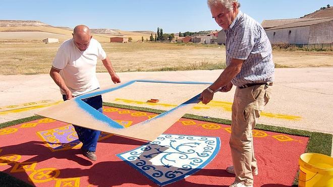 Una nueva alfombra ornamental para la tradicional procesión