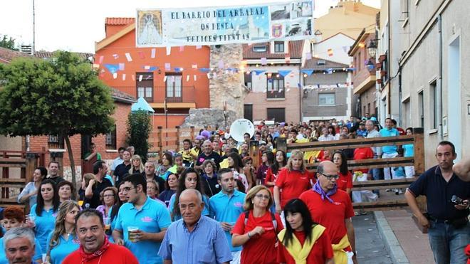 El cielo respeta un animado desfile de peñas en Simancas