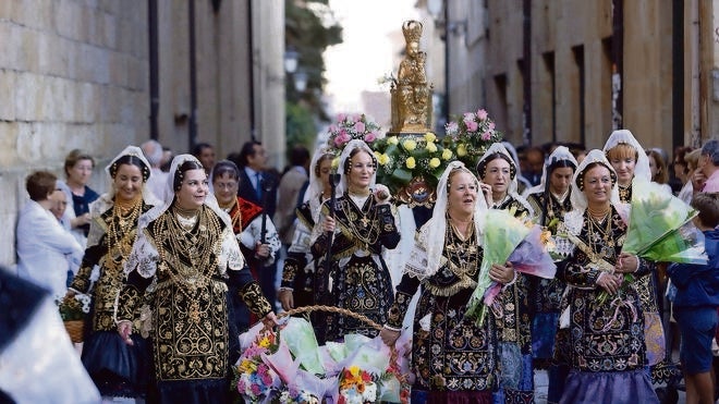 La ofrenda floral a Santa María de la Vega vence a la lluvia y completa su trayecto