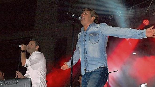 Andy y Lucas desgranan sus éxitos en Béjar pese a la amenaza de lluvia