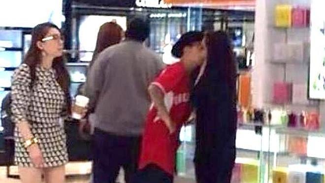 Selena Gómez y Justin Bieber se besan en público