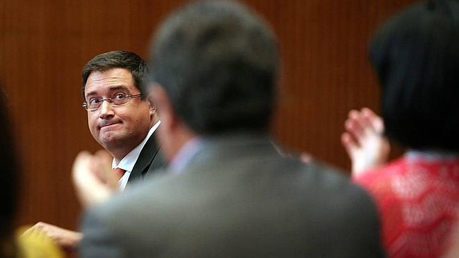 Al menos dos procuradores del PSOE no votan a López para senador