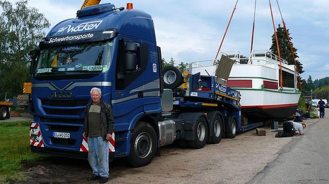 Un Iveco español arrastra un barco de 73 toneladas por Alemania