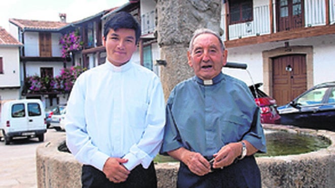 Sentido homenaje de despedida a don Pedro, párroco de Montemayor