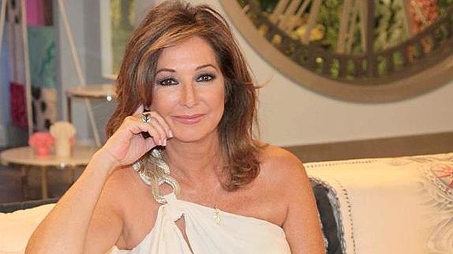 Ana Rosa Quintana, arropada por amigos y compañeros en el funeral de su madre