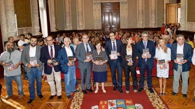 Un libro de la madera de un olmo