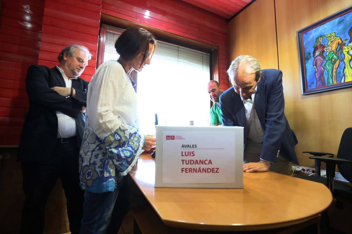 Luis Tudanca entrega 3.483 avales y Julio Villarrubia, 2.850