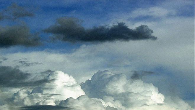 Mirando al cielo nublado