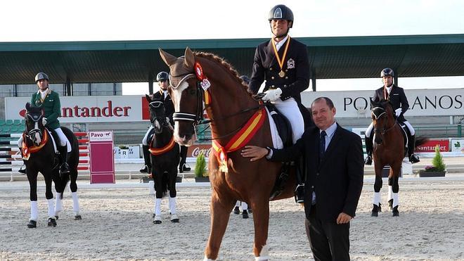 Álvaro Martín de la Fuente gana el nacional de caballos jóvenes de doma clásica