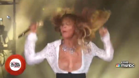La camisa de Beyoncé se abre de par en par y deja ver sus pechos