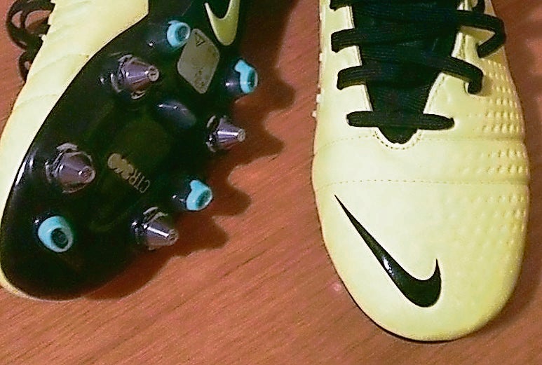 Iván Cabezudo regala sus botas a un rival del Bembibre