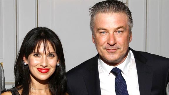 Alec Baldwin tiene una ataque de ira en el mostrador de facturación de Barajas