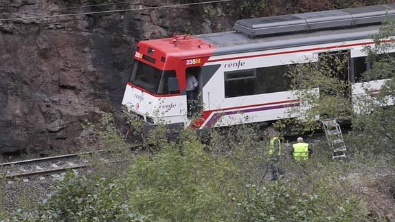 La caída de una roca corta doce horas el tráfico ferroviario de Palencia a Santander