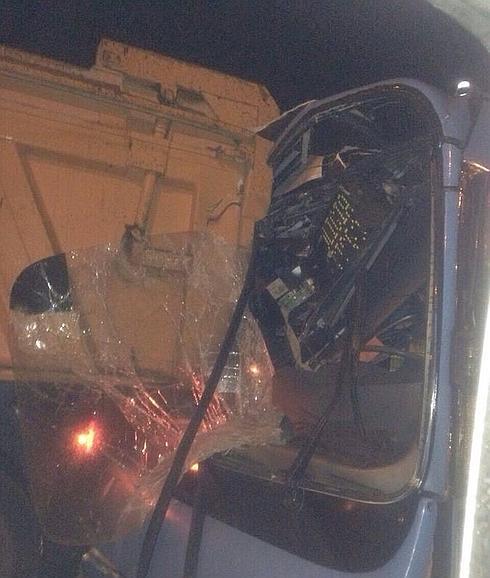 Dos heridos leves en el choque de un autobús urbano de Ávila con un camión