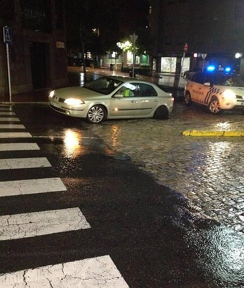 Una tromba de agua provoca balsas y levanta alcantarillas en varias calles de Ávila capital