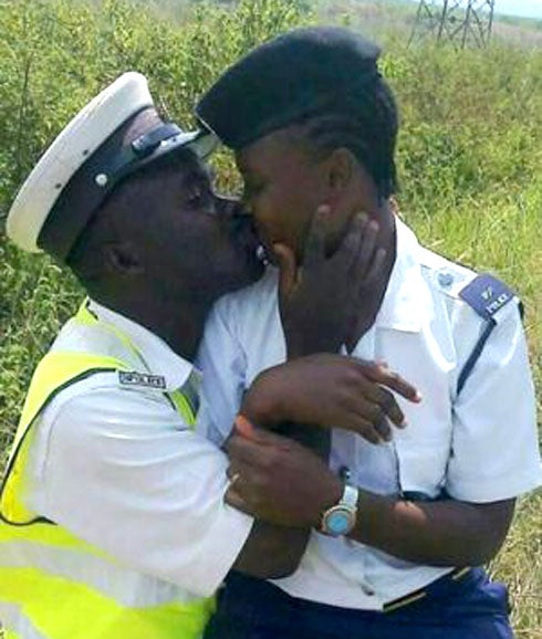 Dos policías se dan un beso y acaban despedidos