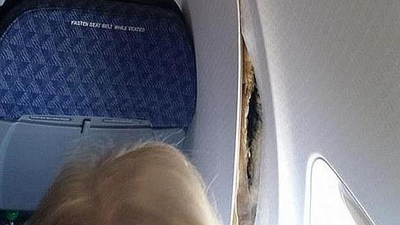 Un avión tiene que efectuar un aterrizaje de emergencia porque se queda sin paredes