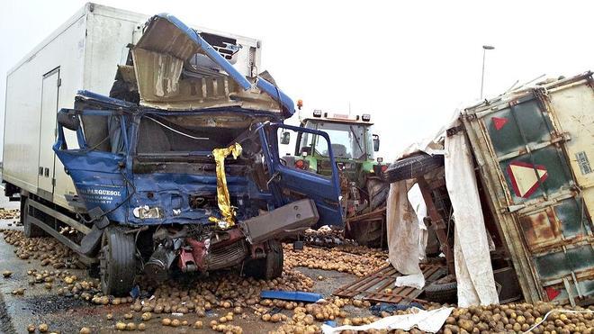 Fallece un camionero en una colisión con un tractor en Riego de la Vega