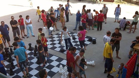 1.100 niños segovianos aprenden las reglas de los juegos populares en tamaño gigante