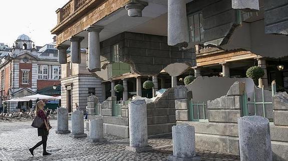 Alex Chinneck crea una ilusión óptica en un edificio que parece estar partido por la mitad