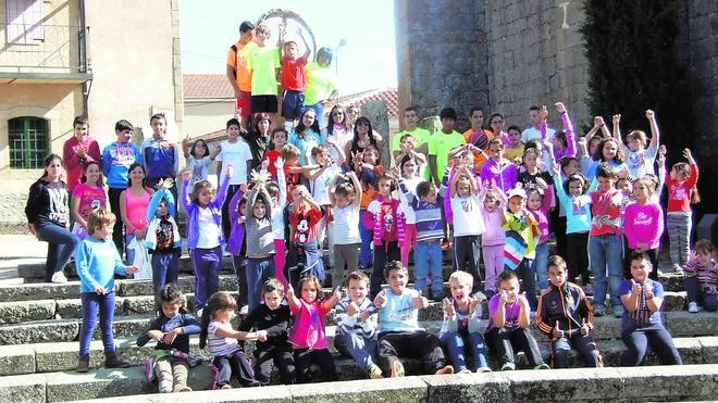 Más de 70 niños participan en ‘Abraza tu pueblo’ en la localidad de Monleras