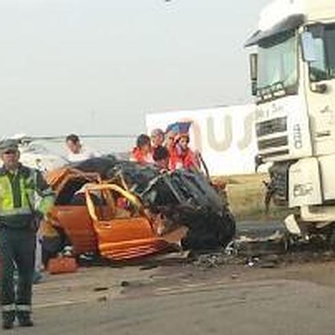 Un fallecido y dos heridos al chocar un turismo con un camión en Riego