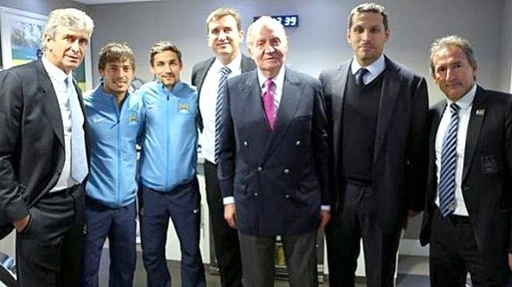 El Rey Juan Carlos en la tribuna del Manchester City