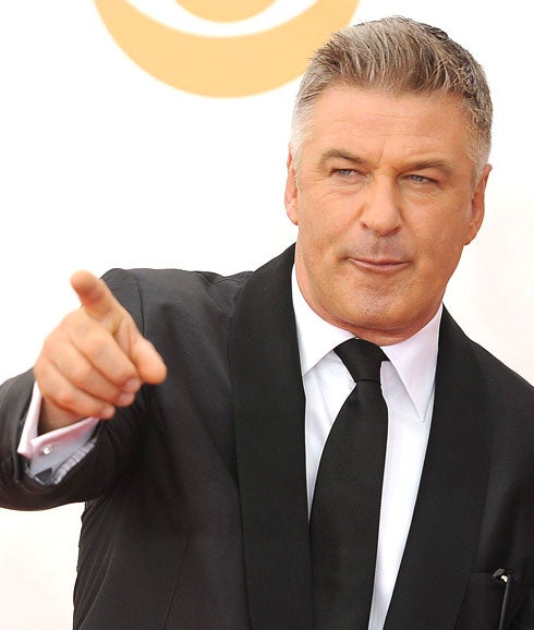 Alec Baldwin la lía en un vuelo al no querer apagar su móvil