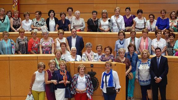 Óscar López y Félix Montes, anfitriones de un grupo de 40 socias de María del Salto