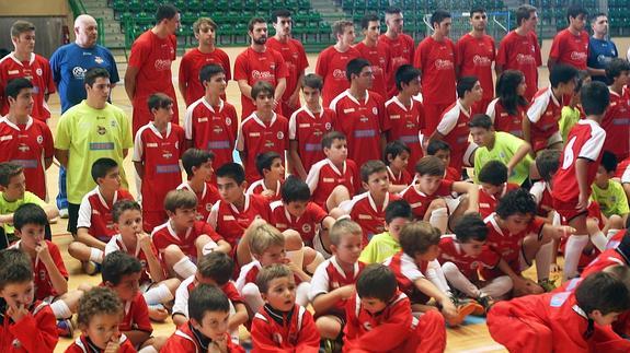 Puesta de largo de la familia del Segovia Futsal