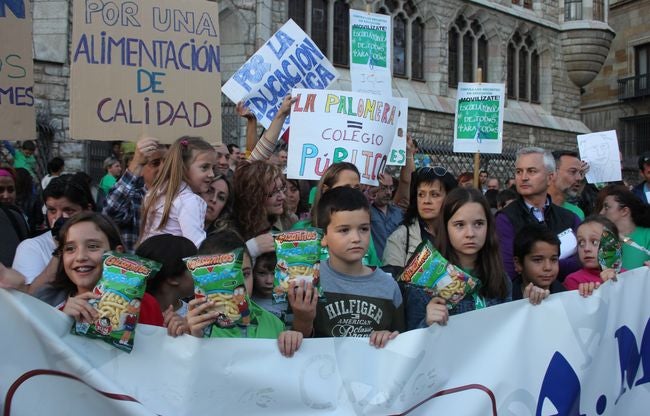 Más de mil personas salen a la calle para exigir a la Junta que rompa el contrato con Serunión