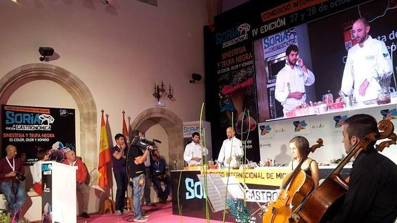 Luces y sombras, música y fuego aderezan la ponencia del mejor cocinero de Castilla y León