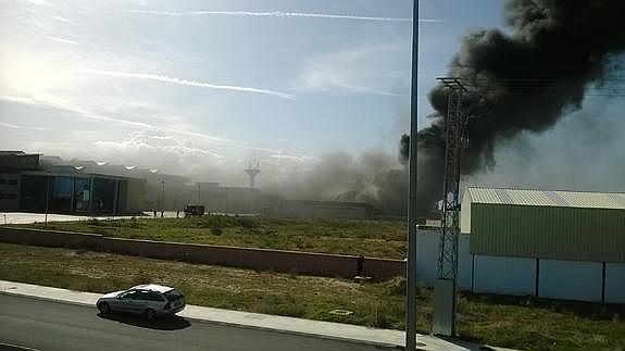 Un aparatoso incendio en la factoría de vidrio que Composites Avanzados tiene en el Polígono Industrial 'Tierra de Arévalo'