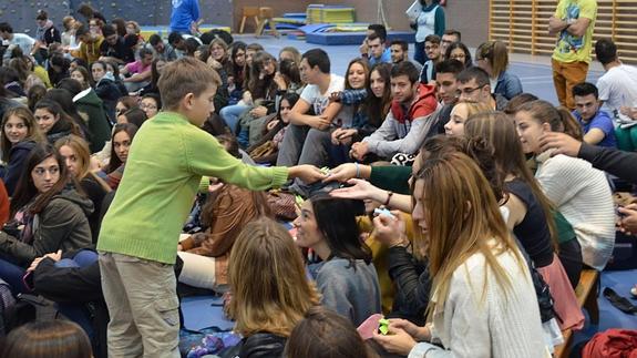 Niños del Narciso Alonso Cortés dan una clase de Ciencias en la Universidad a futuros profesores