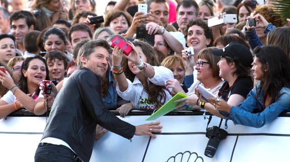 Toby Sebastian y Nikolaj Coster-Waldau, agobiados por los fans