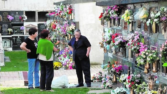 Guardo amplía a 30 y 75 años los periodos de concesión de nichos en el cementerio