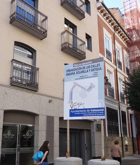 Doce carteles de obras públicas ocupan aún las calles años después de su ejecución