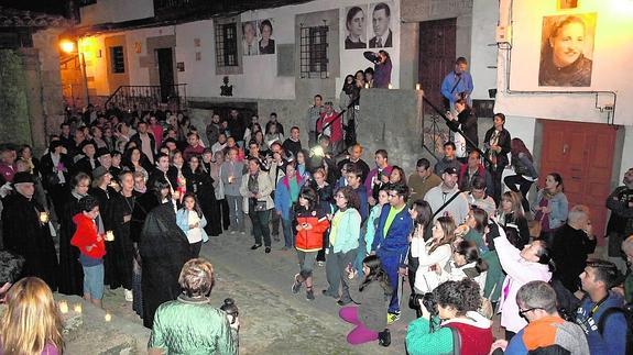 La ‘Noche de Almas’ se consolida en Mogarraz con cientos de asistentes