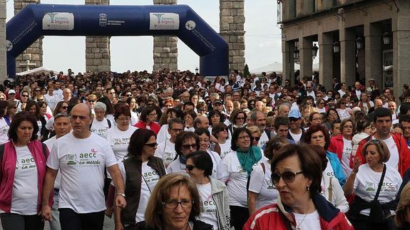Cerca de 3.000 personas se suman a la primera Marcha contra el Cáncer