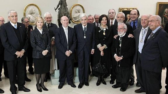 Peridis recibe emocionado la Medalla de Honor de la Academia de San Fernando
